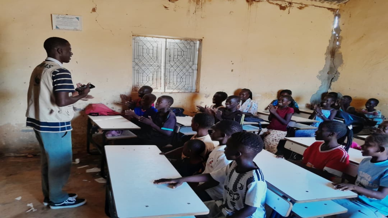 Distribution de kits scolaires aux élèves de l'école primaire du village de Keur Mour